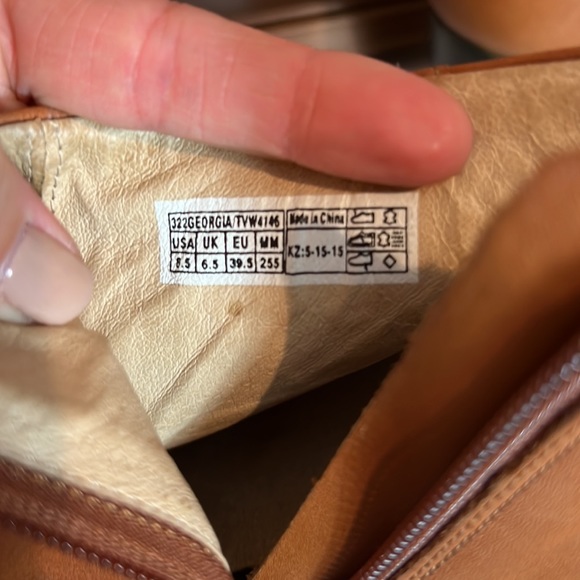 • VIONIC • Leather Boots • Size 8.5 • Gently Worn! - Picture 3 of 15